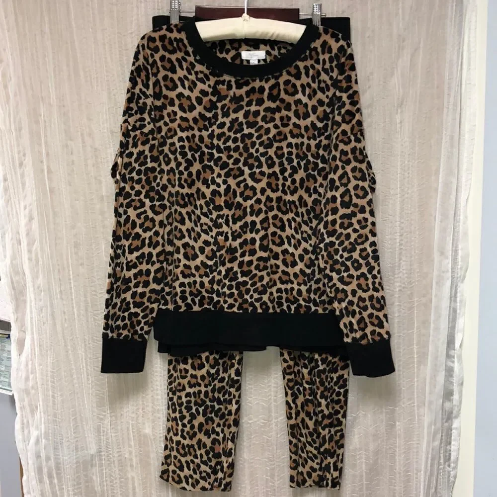 Secret Treasures M Sleepwear Lounge Velour Leopard Print Top & Bottom Set